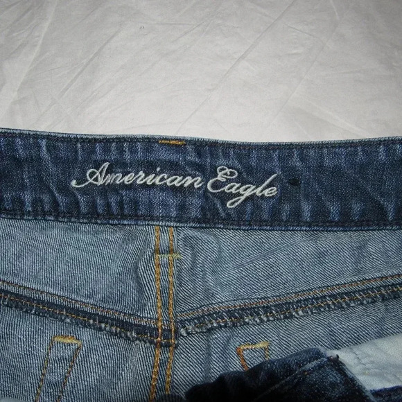AMERICAN EAGLE Medium Wash Distressed Shorts Sz 4 - Picture 3 of 4
